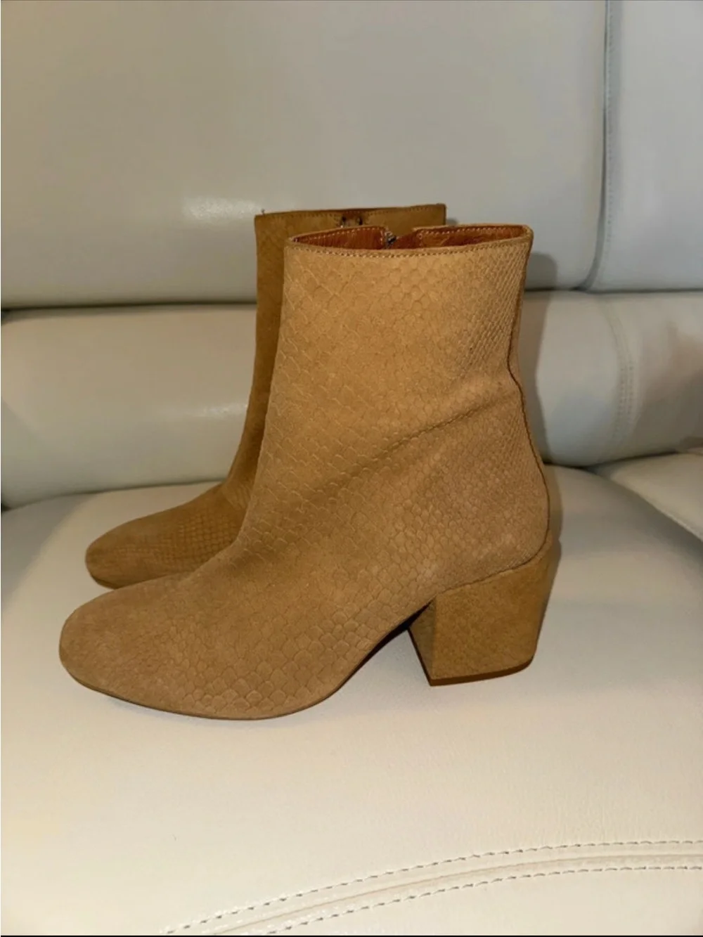 FREE PEOPLE WOMEN’S TAN SUEDE BLOCK HEEL ANKLE BOOTS